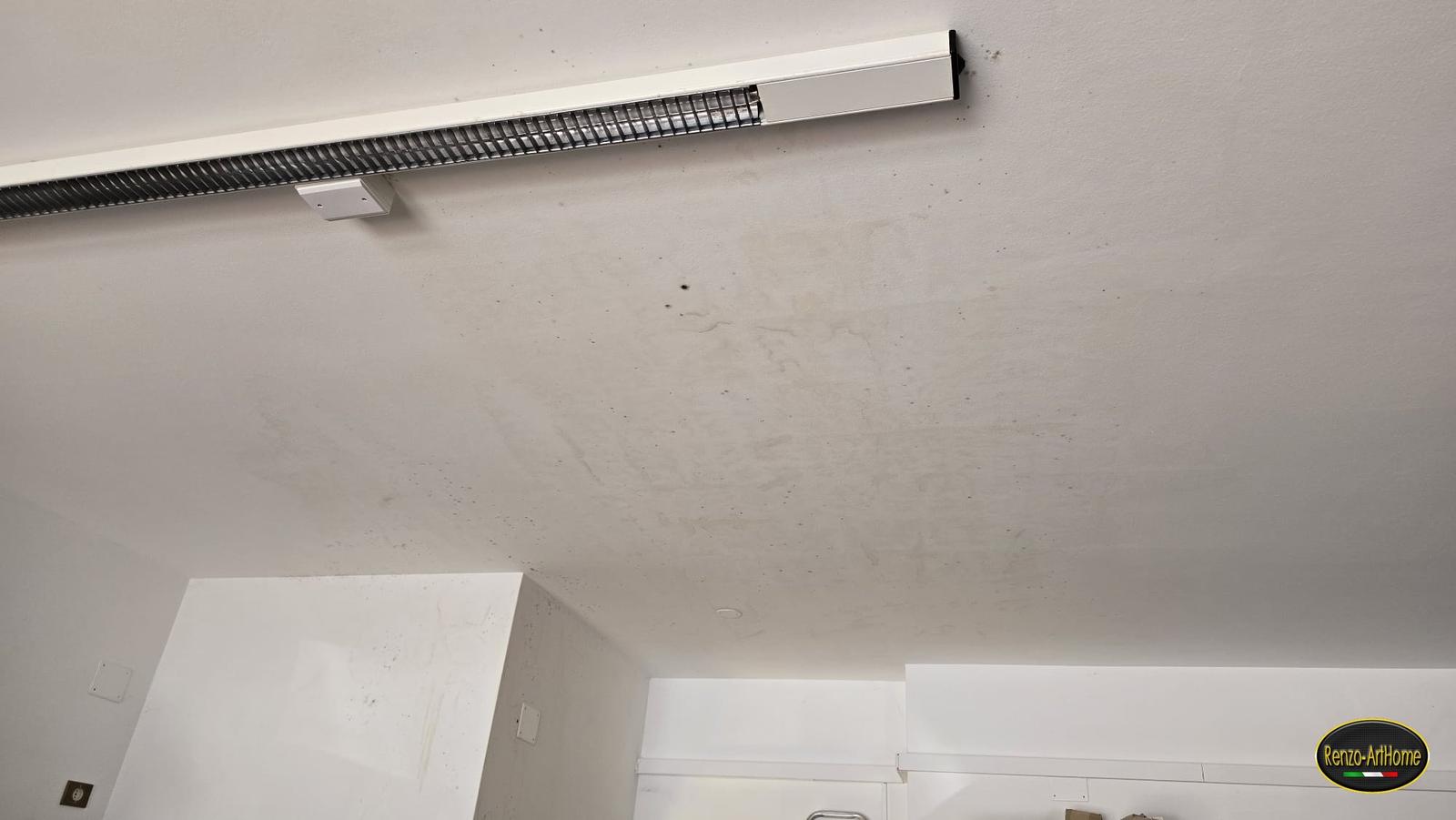 Lo stesso soffitto con la macchia a contorno netto e i primi punti scuri