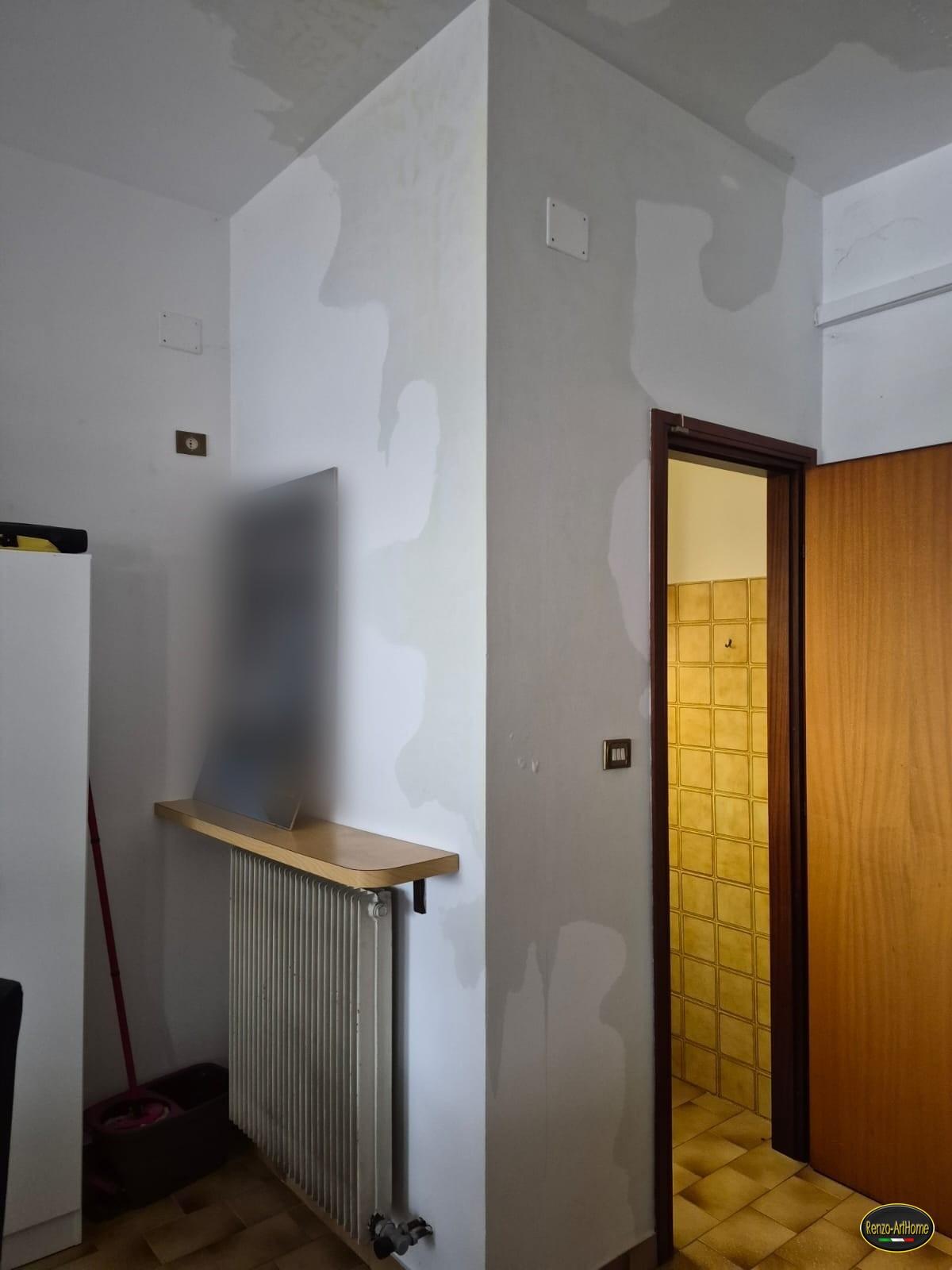 Il fronte umido sceso dal soffitto sulle due facce dello spigolo, fino a metà altezza