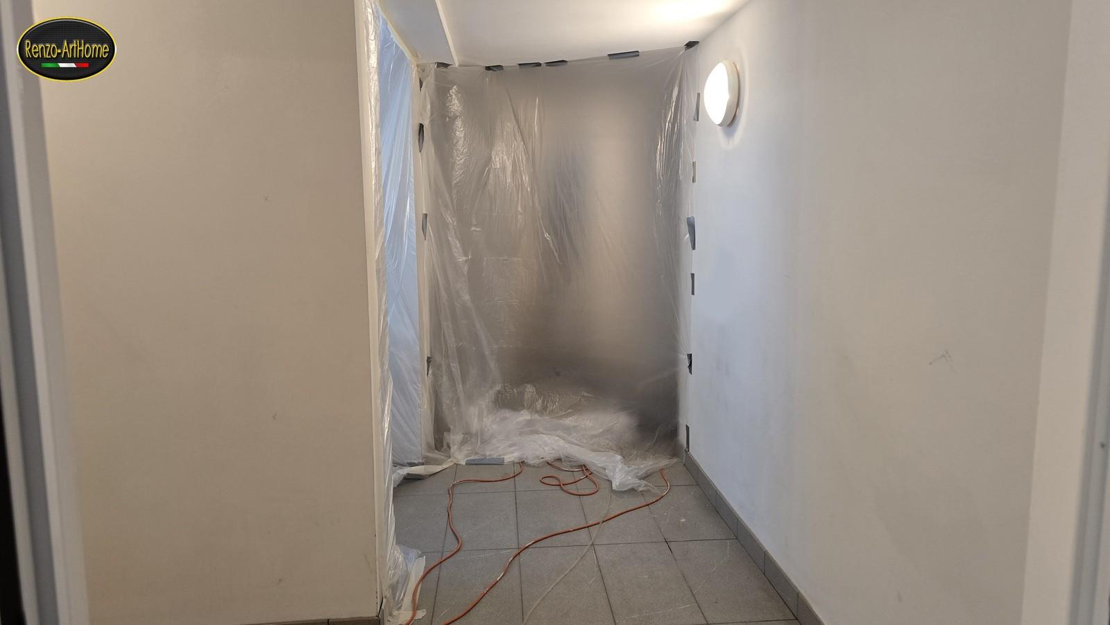 Zona di lavoro chiusa con teli trasparenti fissati alle pareti e al soffitto