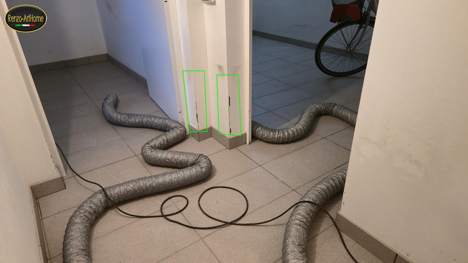 Paraspigoli con ruggine alla base di due spigoli di pareti interne, evidenziati in verde