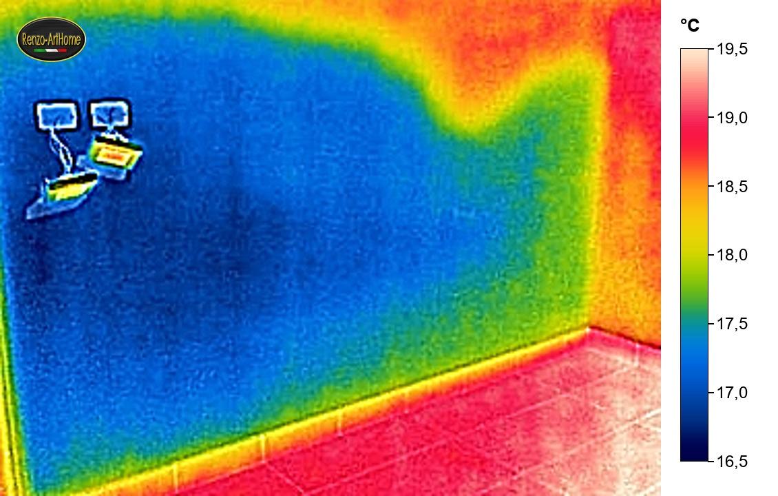 Termogramma: parete con i punti elettrici smontati, zona fredda con limite superiore ondulato