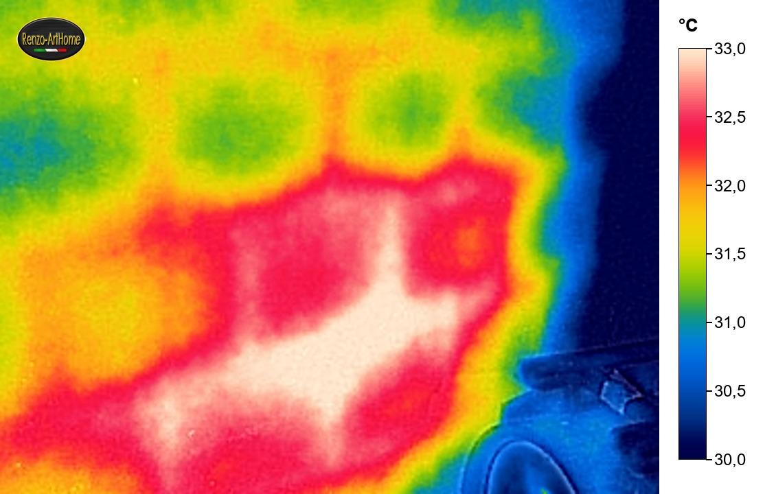 Termogramma: parete davanti a un pannello radiante, impronta calda al centro